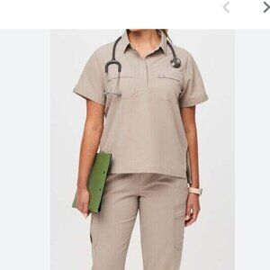 FIGS NWT Saiya Cargo Medical Nursing Scrub Top for Women Beige Boulder Size XXS